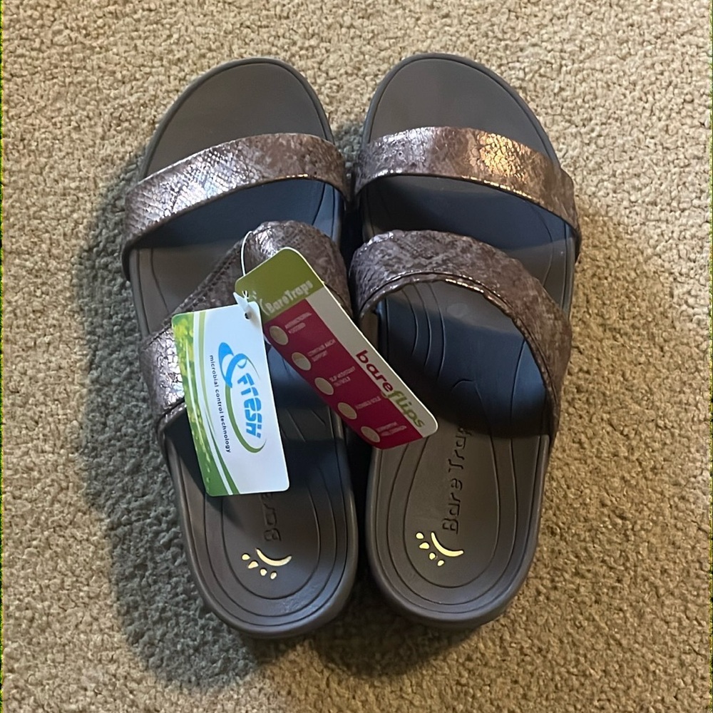 NWT Bare Traps bare flips, wonder foam sandals